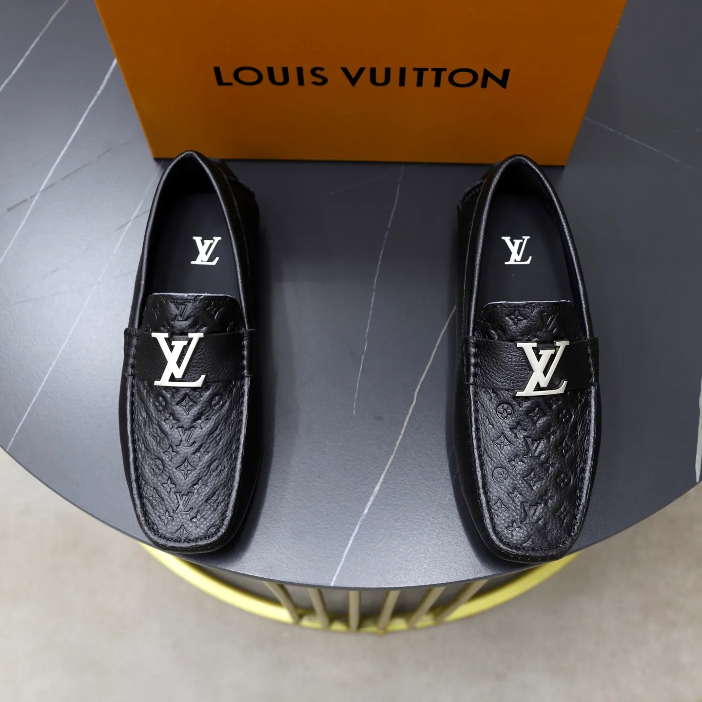 Ex-factory price: 480💰【LV】Louis Vuitton ⚠️High-end men’s driving and pedal series ⚠️38-44 (customized for 45) ⚠️All original cowhide leather! Thick and soft! Made entirely of calfskin lining! Rubber sheet anti-slip beanie sole! Three-dimensional package technology! Fashionable and classic! Handicrafts! Original high quality! Feel free to compare!